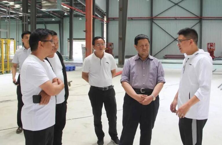 张志祥走进生产车间,实地查看刺梨灌装饮料生产线试运行情况,与县水投