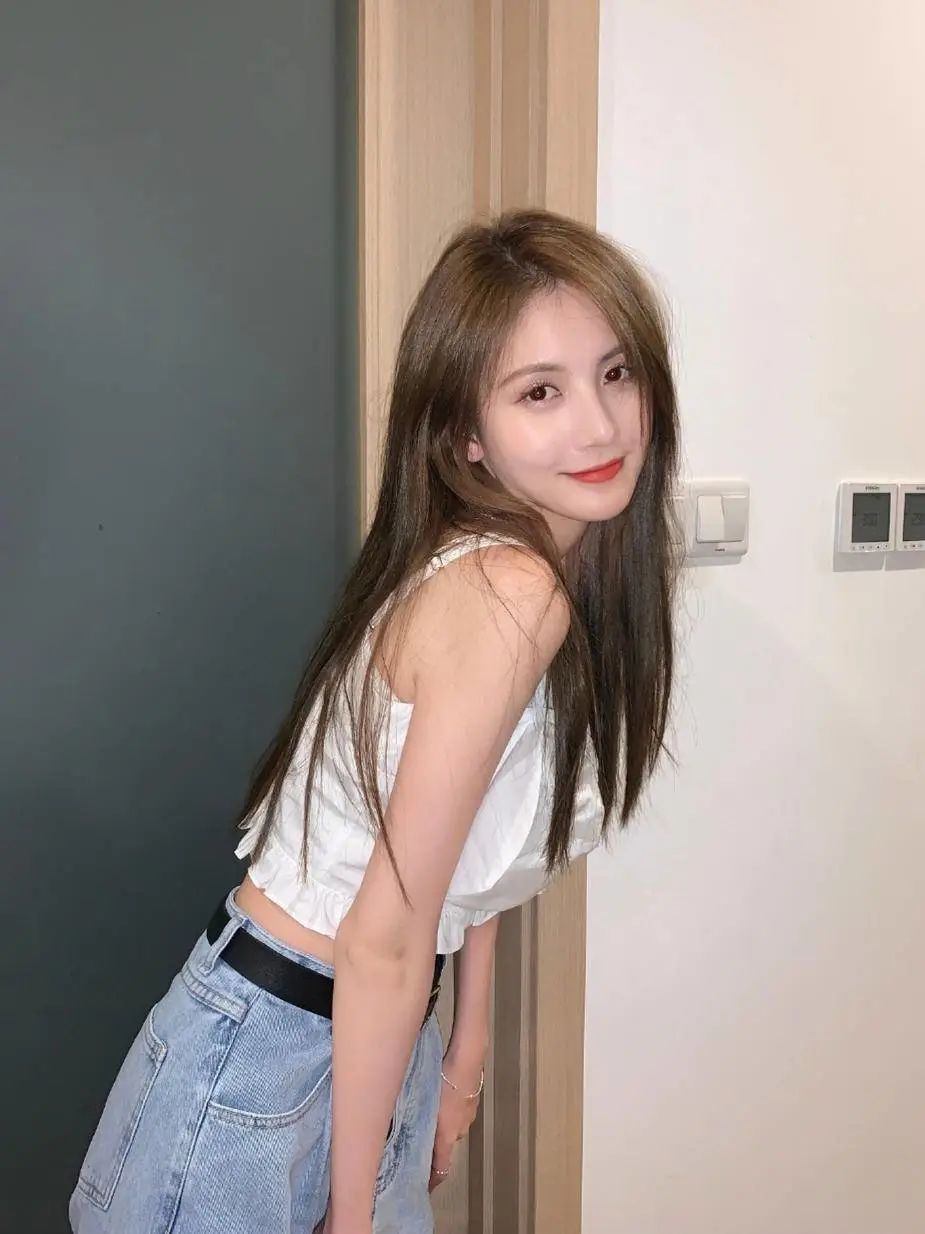 王思聪23岁小女友化淡妆清纯,私服穿衣清新靓丽,气质不输女明星