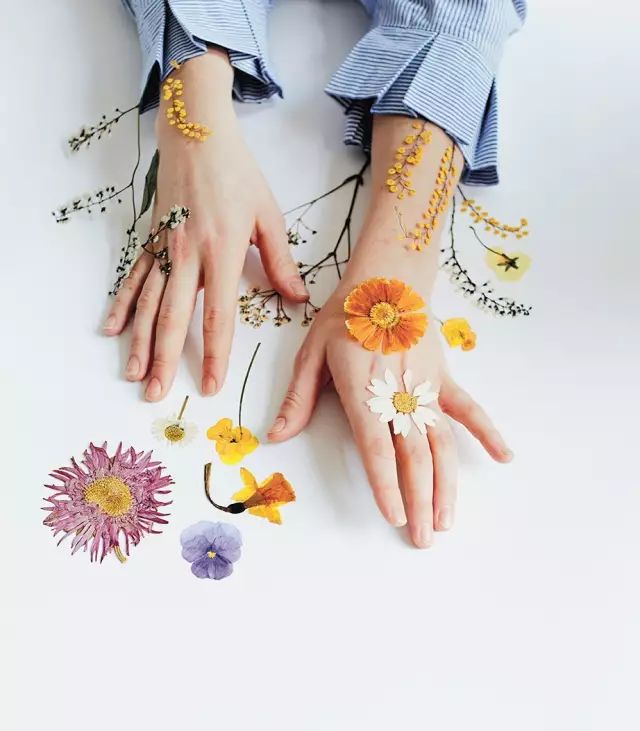 然后将压花贴在皮肤上   鲜艳的颜色多样的造型   深受时尚弄潮赌的