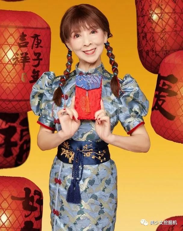 汪奶奶跳完舞之后还会去咖啡馆,像美少女们一样,点杯咖啡看看书,享受