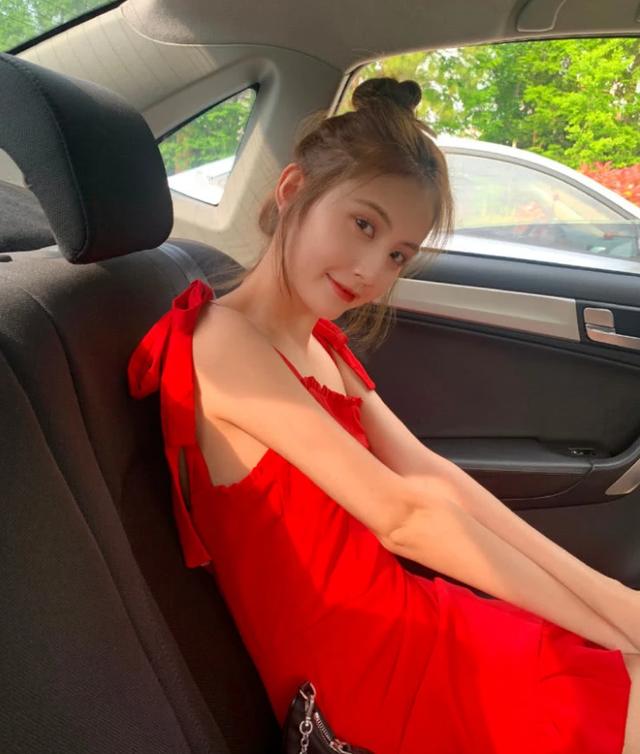 但越是不解释,越是勾起了大众的窥探欲,甜仇的照片很快被更多的网友扒