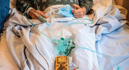 △一名新冠肺炎患者手指上的脉搏血氧仪正在检测其血氧含量。图据法新社