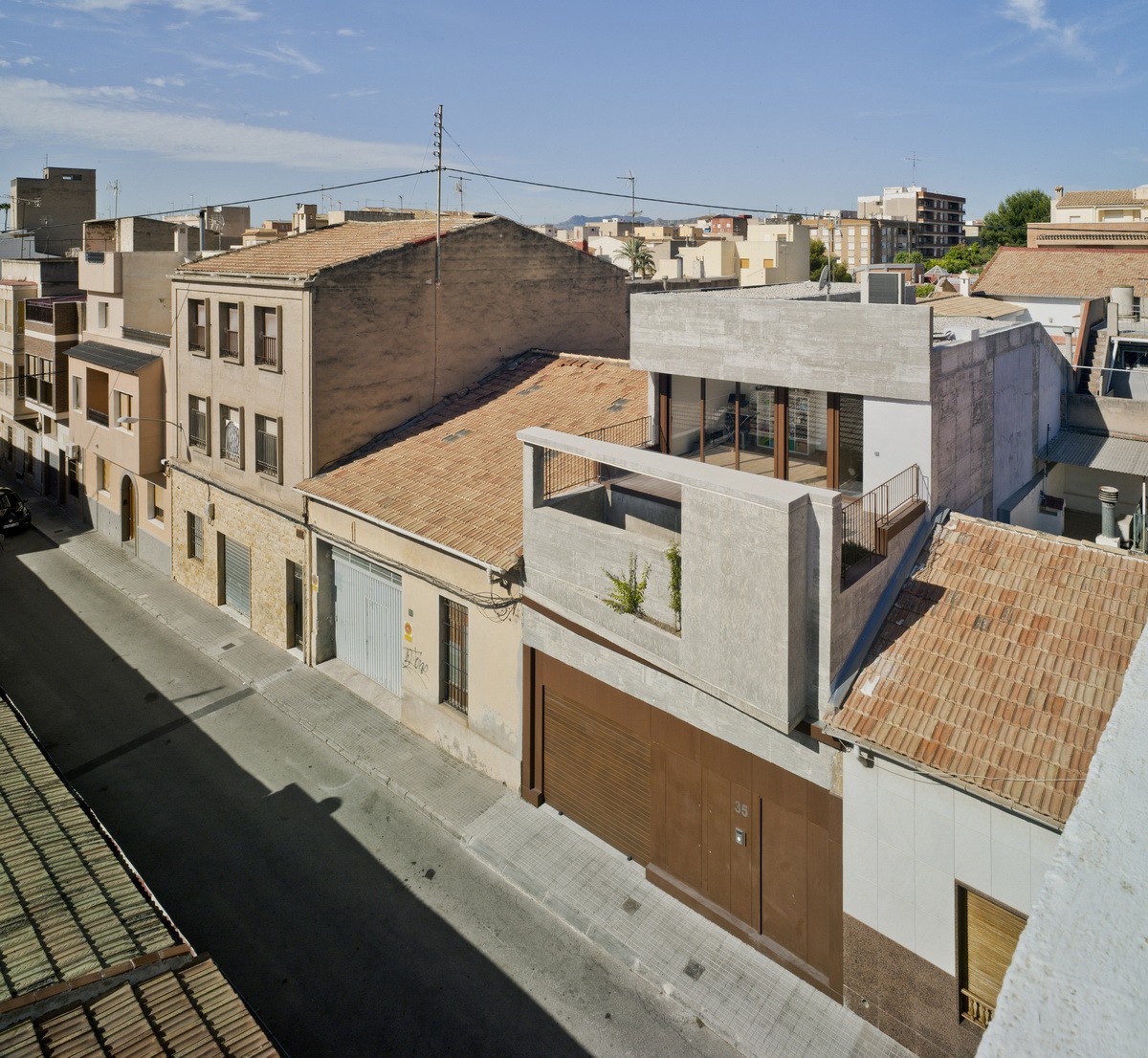 在冒险中寻求安定——西班牙狭长住宅 / la errería