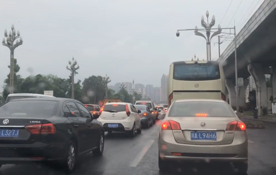30秒|复学后第一个雨天 成都早高峰大堵车