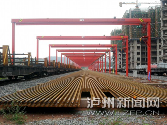 川南城际铁路首批50根钢轨运抵泸州 预计从6月开始铺轨作业