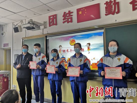西宁市海湖中学开展入团仪式暨优秀个人表彰大会