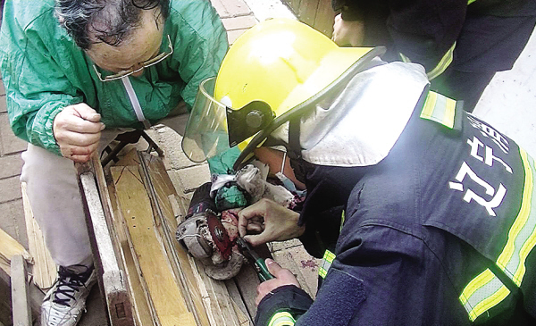 修护栏 老汉手卡进角磨机