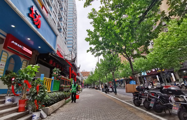 居住在附近小区的陈阿姨见证了中华新路的改变,十分感慨,"由于宜川路