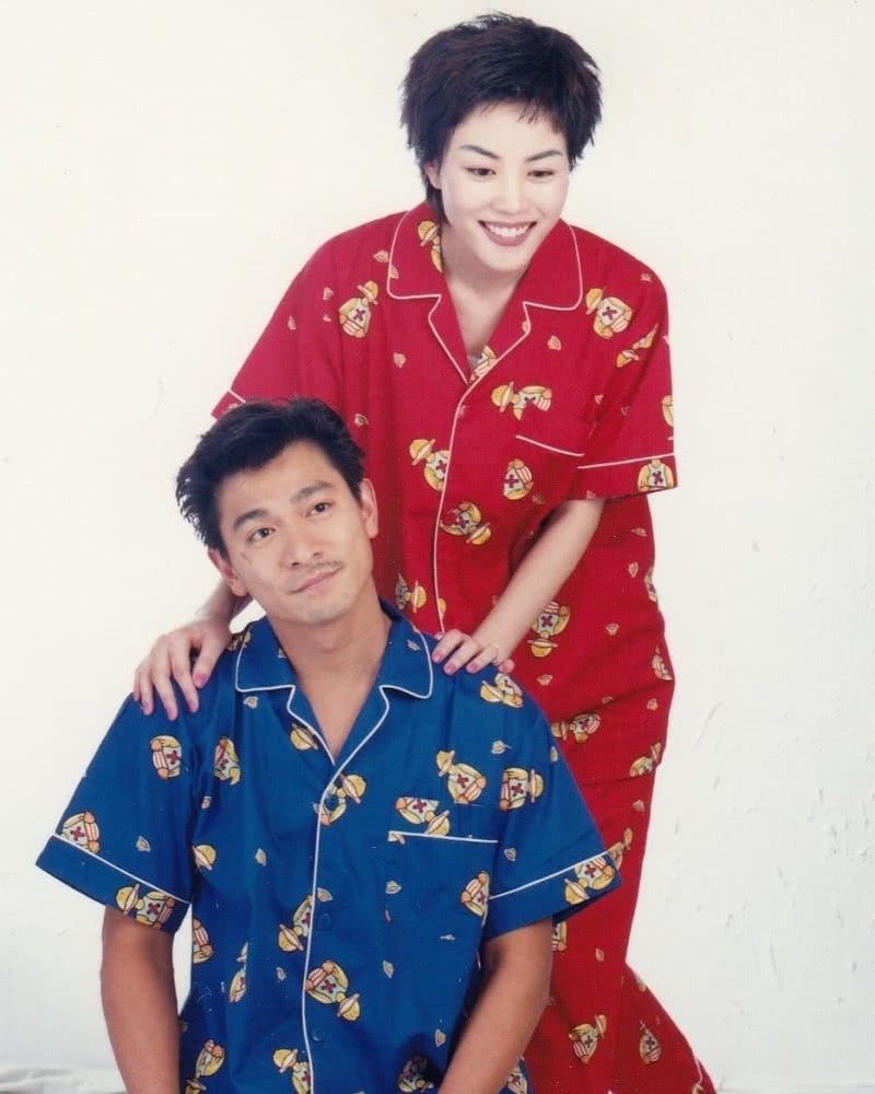 王菲与刘德华穿睡衣合影,在天王面前温柔又乖巧,眼里全是宠爱