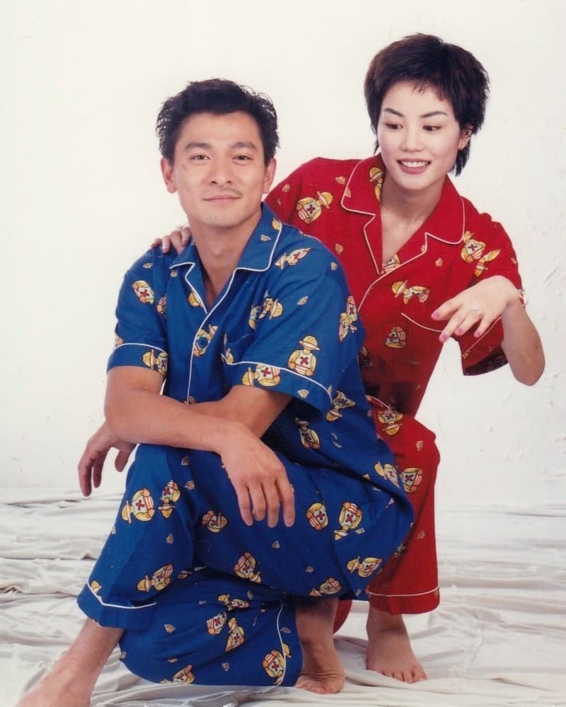 王菲与刘德华穿睡衣合影,在天王面前温柔又乖巧,眼里全是宠爱