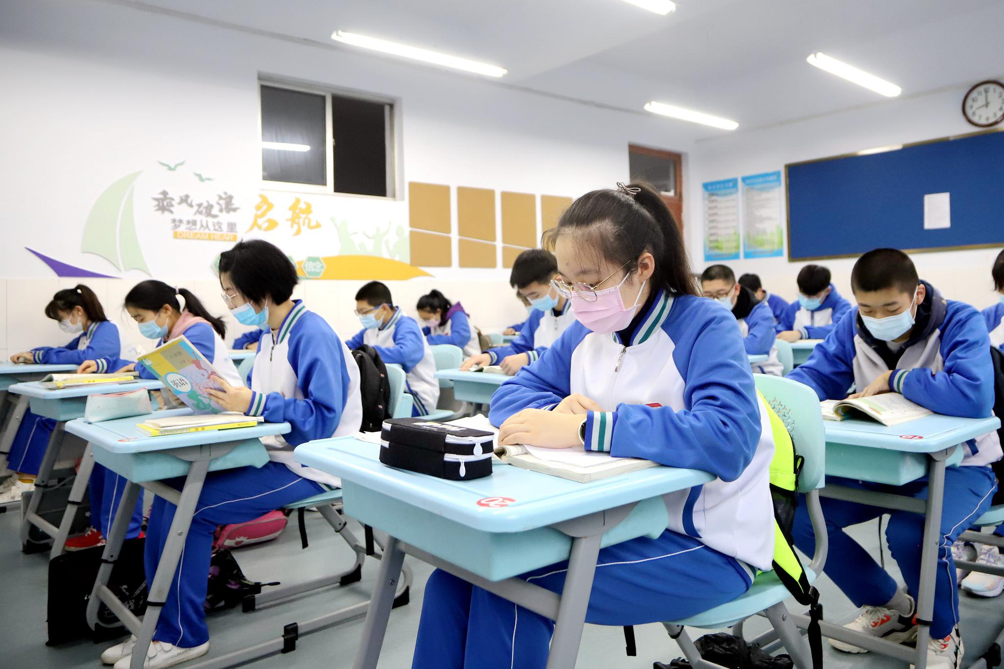 新华社发(张进刚 摄)5月8日,青岛西海岸新区实验初级中学的王新艳老师