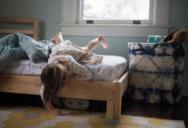 美国男子偷偷溜进女孩家,竟躲在床底下整整一个月