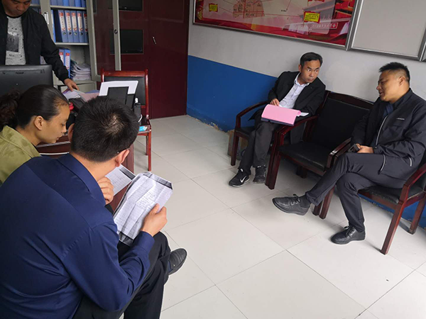 遂平县灈阳街道办事处主任徐鹏举到社区指导脱贫攻坚工作