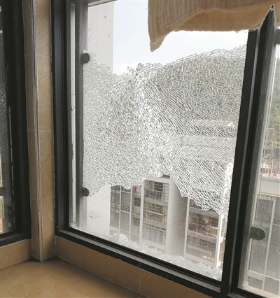 钢化玻璃碎裂从20楼阳台坠落