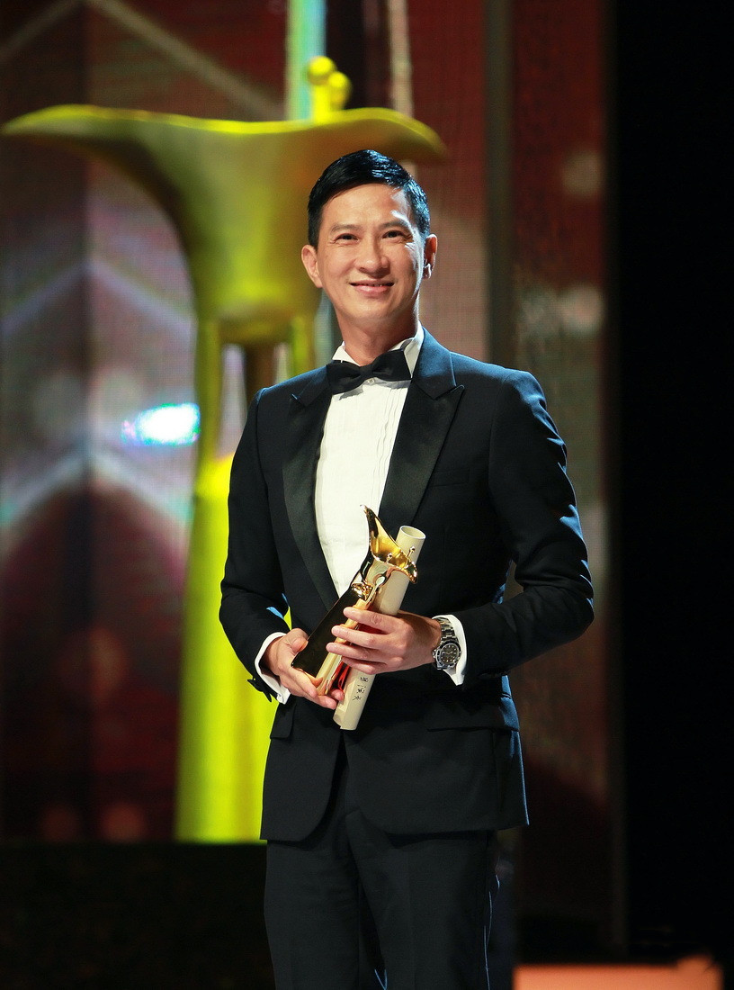 张家辉老婆携女儿逛街 ,14岁张童全程低头玩手机,当街甩妈妈手臂