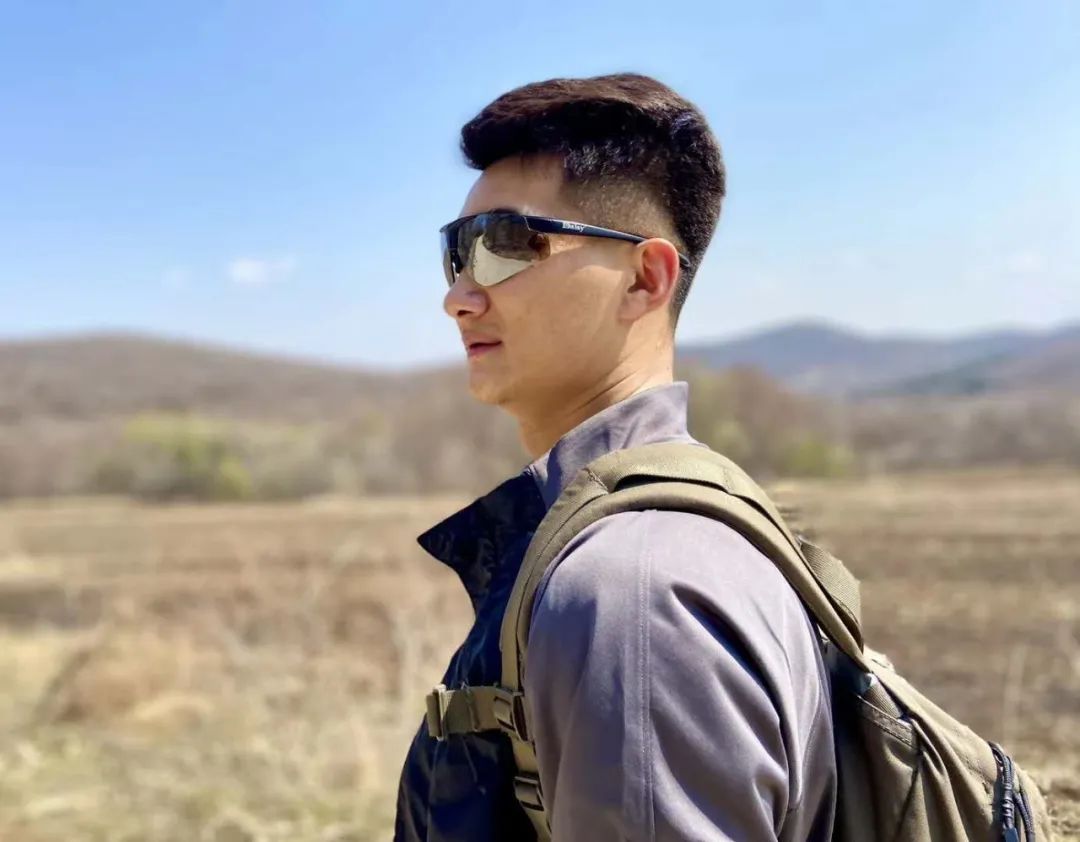 私底下,王铭会自己写微电影剧本,自拍自剪小视频,爱健身,喜欢时尚穿