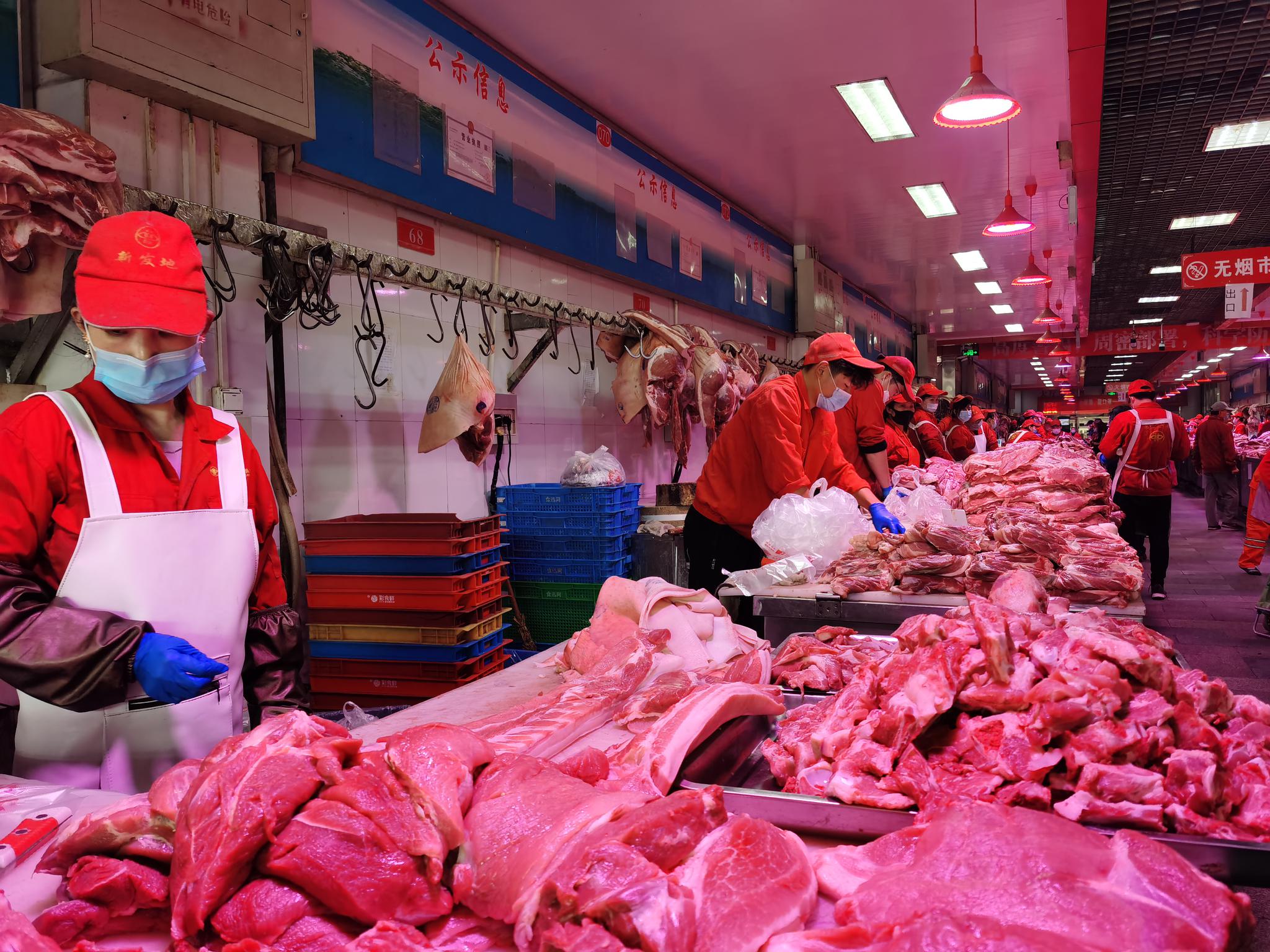 近期批发市场上猪肉消费以家庭为主，前来买肉的主要是普通市民。摄 新京报记者 陈琳