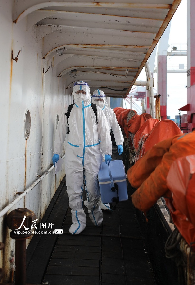 山东荣成:严防“疫”从口岸入 海关登轮为船员核酸采样