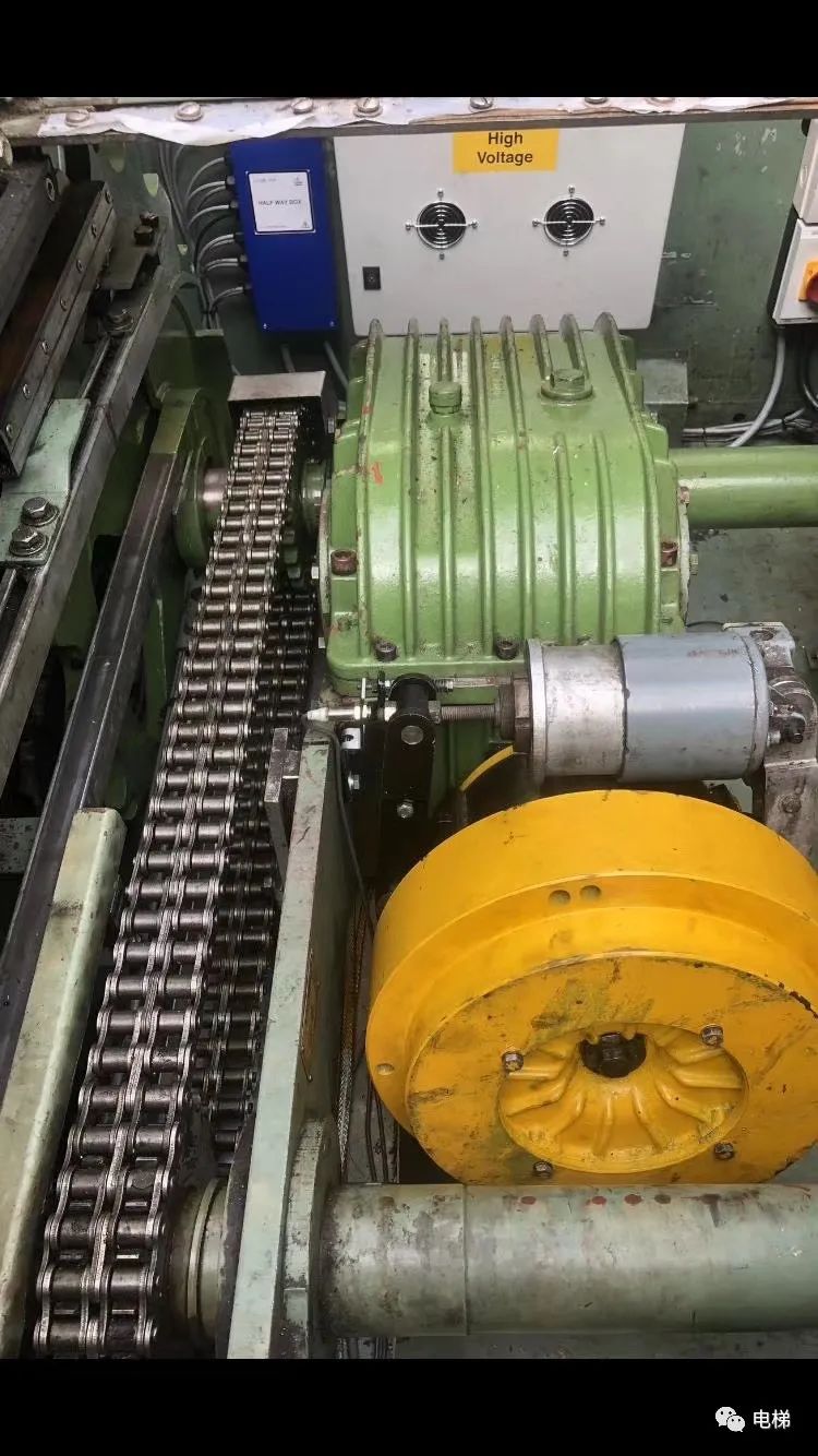 用齿轮箱直接驱动梯级链这种扶梯中国还没有