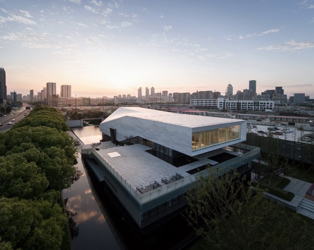 运河之畔的"太湖石":苏州金融商务广场展示中心 / 上海日清建筑设计