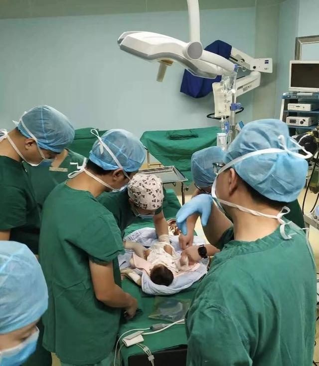 女子在街头走着走着,孩子突然生出来了!接下来这幕惊心动魄