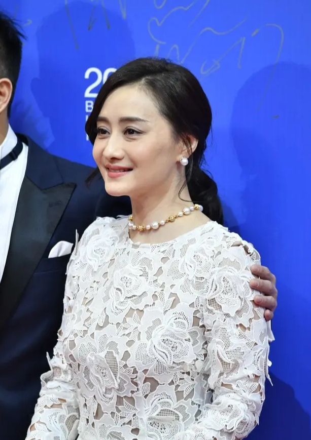 陈德容的圆脸都瘦了,眼睛皱纹却堆了好几层,真的不年轻了!