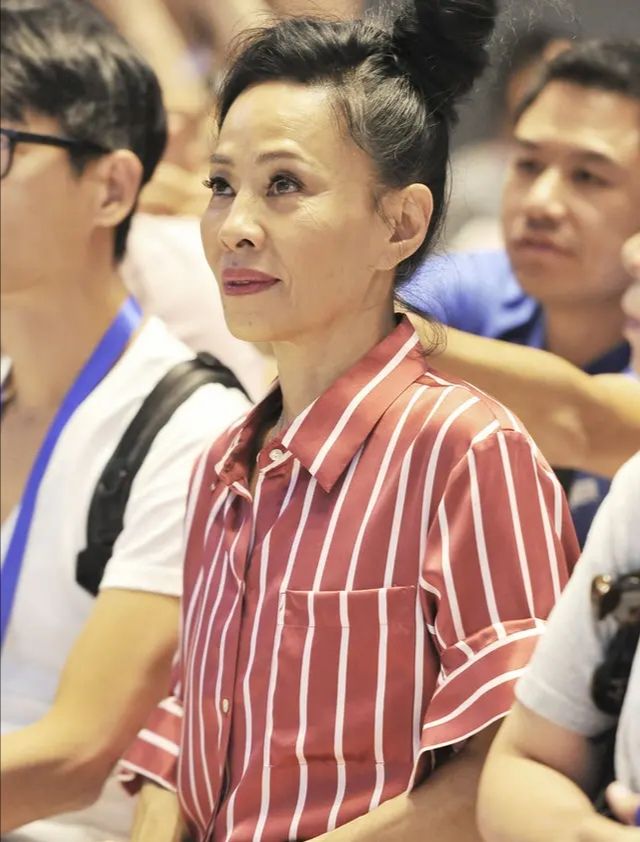 陈荟莲61岁不遮遮掩掩被吐槽衰老也要真实裸妆出镜反而漂亮