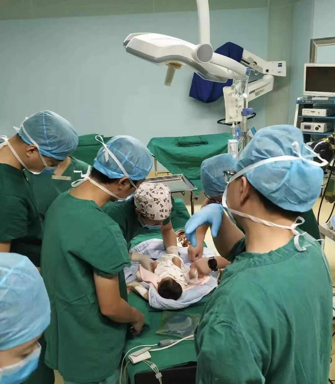 姑娘在街头走着走着,孩子突然生出来了!接下来这幕惊心动魄