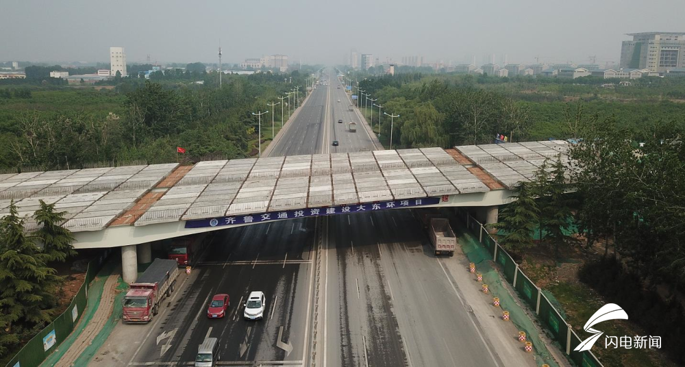 济南大东环跨经十东路大桥钢箱梁吊装完成