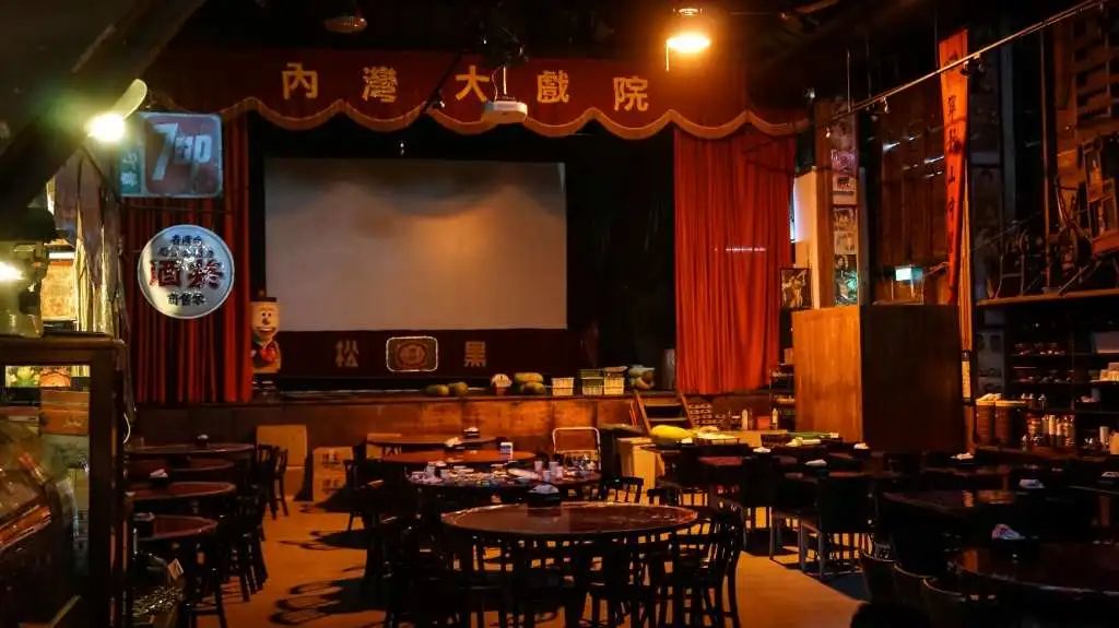 在这个旧戏院中,刘若英选择的歌基本都和她的演员经历息息相关.