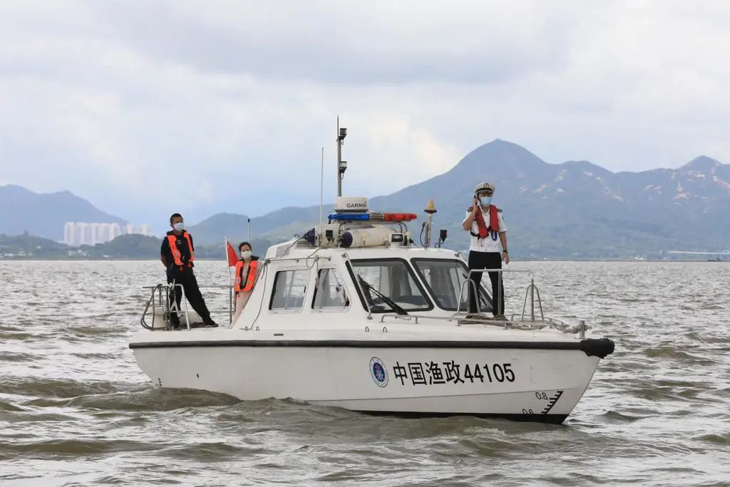 5月8日,中国渔政执法船在深圳湾海域巡逻.