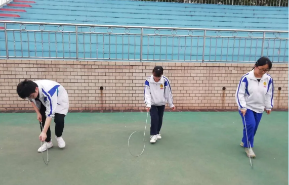 滚铁环、丢沙包、抽陀螺……山东一中学传统体育游戏进课堂获学生点赞