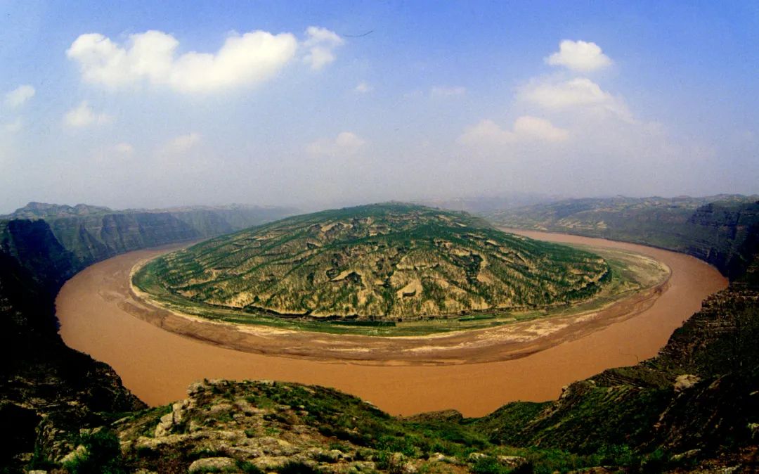 吕梁山脉由北向南纵贯全境而得名她不仅历史文化积淀深厚更有着独特