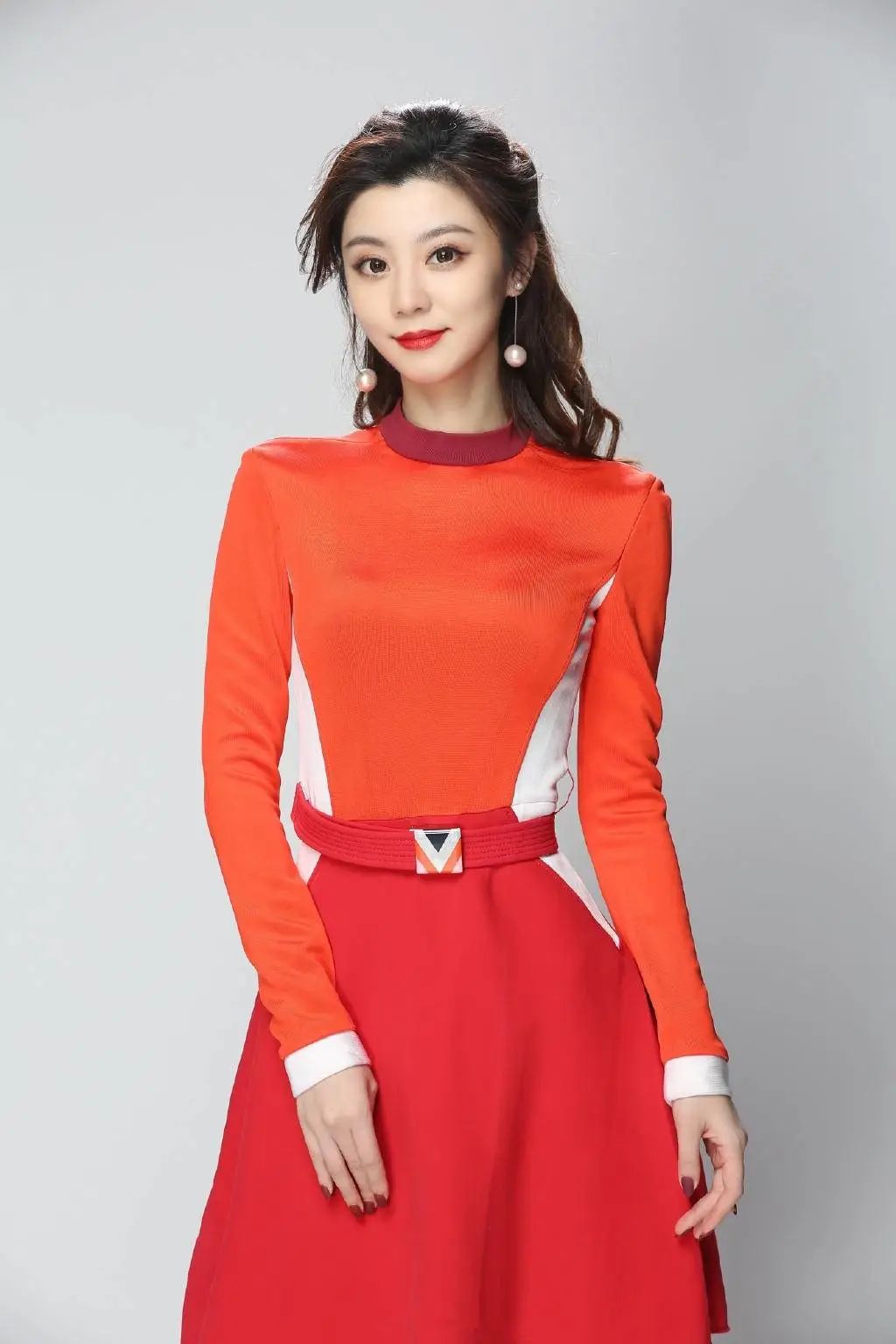 《王牌》女神不止关晓彤!打酱油的费费穿衣时髦,尤物身材好迷人