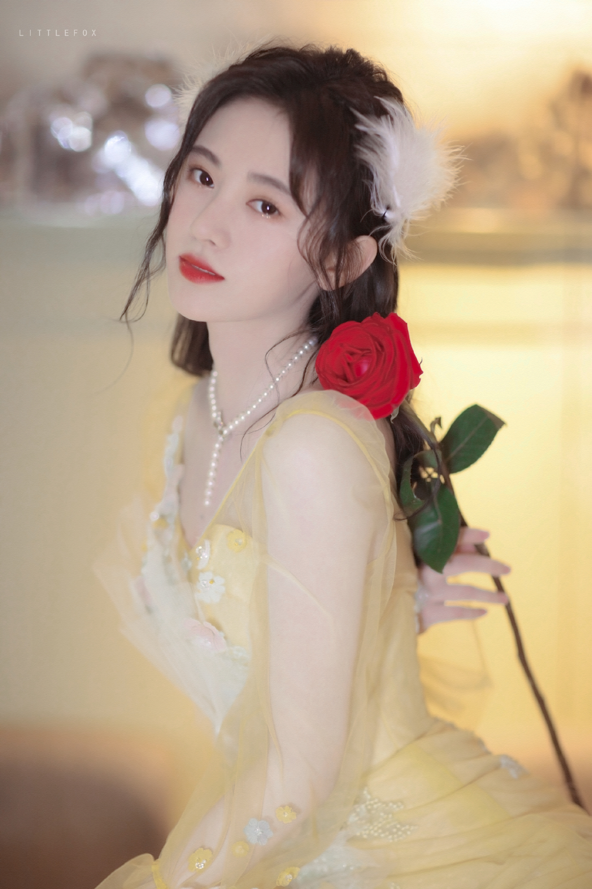 鞠婧祎最新机场秀,一袭粉色上衣仙气袅袅,简直是"人间精灵"