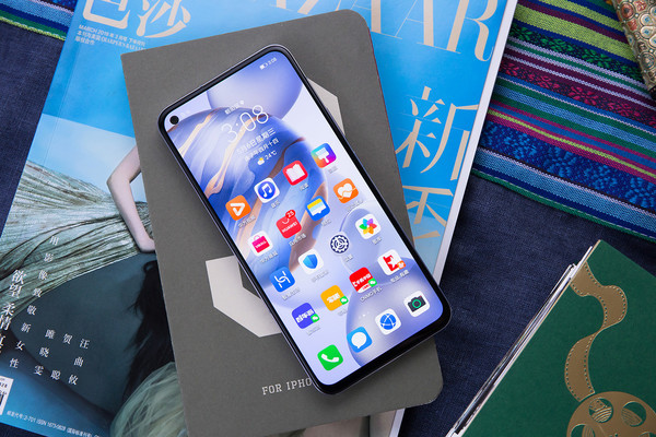 荣耀30   我们将视角转移到手机正面,荣耀30正面搭载6.