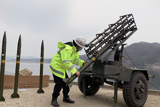 抚顺再进行人工增雨 32枚增雨火箭弹助力春耕春播