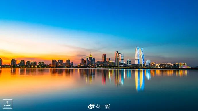 沿着步道往前走,园区的繁荣景象,高大建筑尽收眼底,生活在附近的居民