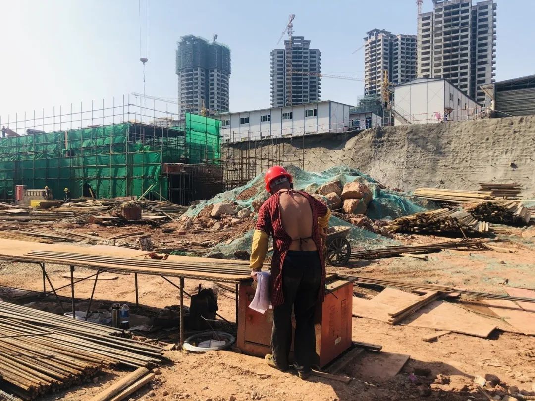 南充:用最脏的手,赚着最干净的钱!36℃高温下的建筑工人!|高温_新浪新