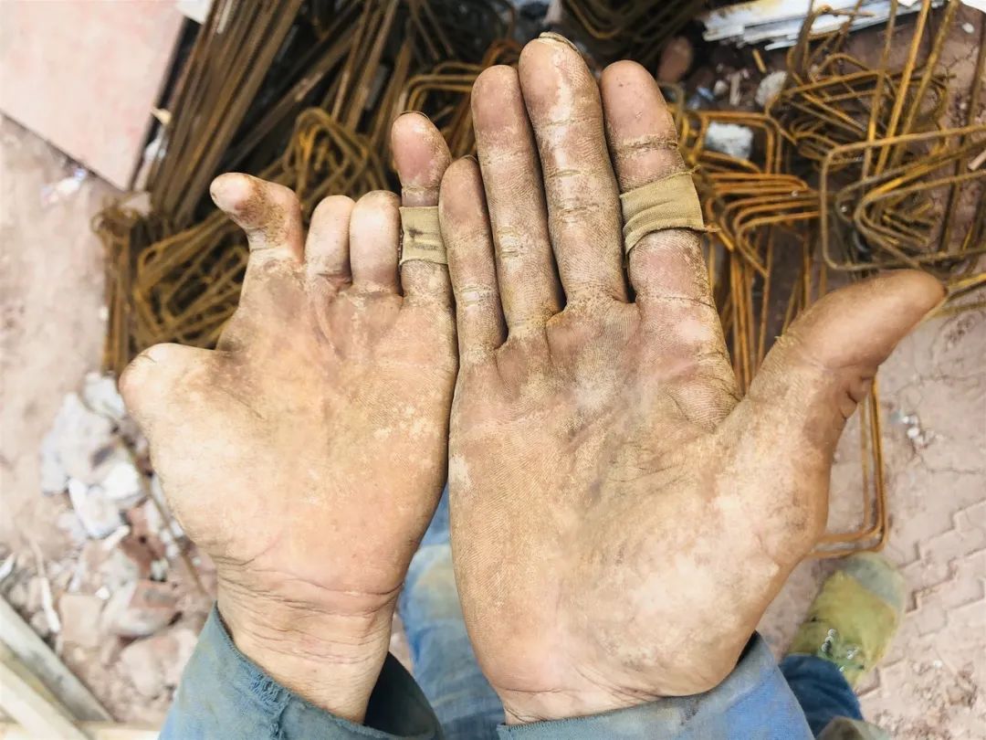 南充用最脏的手赚着最干净的钱36高温下的建筑工人