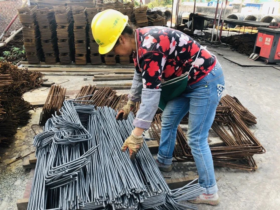 南充用最脏的手赚着最干净的钱36高温下的建筑工人