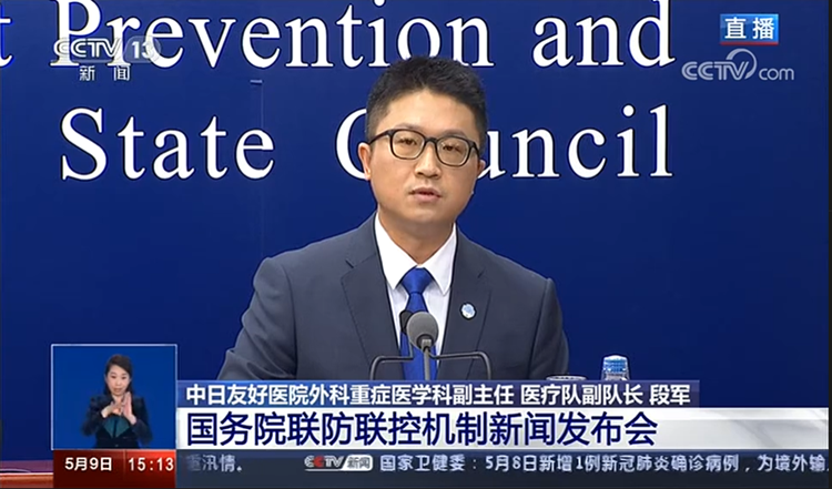 中日友好医院援鄂医疗队副队长展示照片:“黑脸”医生易凡已出院,皮肤白回来了
