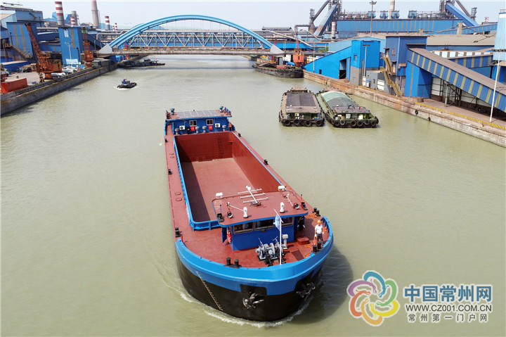 长江流域首艘千吨级纯电动货船在常州试航