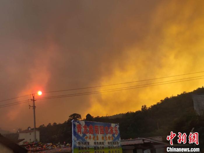 云南昆明发生森林大火主城区可见浓烟