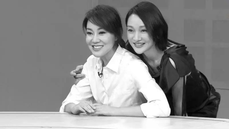 70后周迅做客蘑菇屋,和00后张子枫同穿休闲装,好状态不像两代人