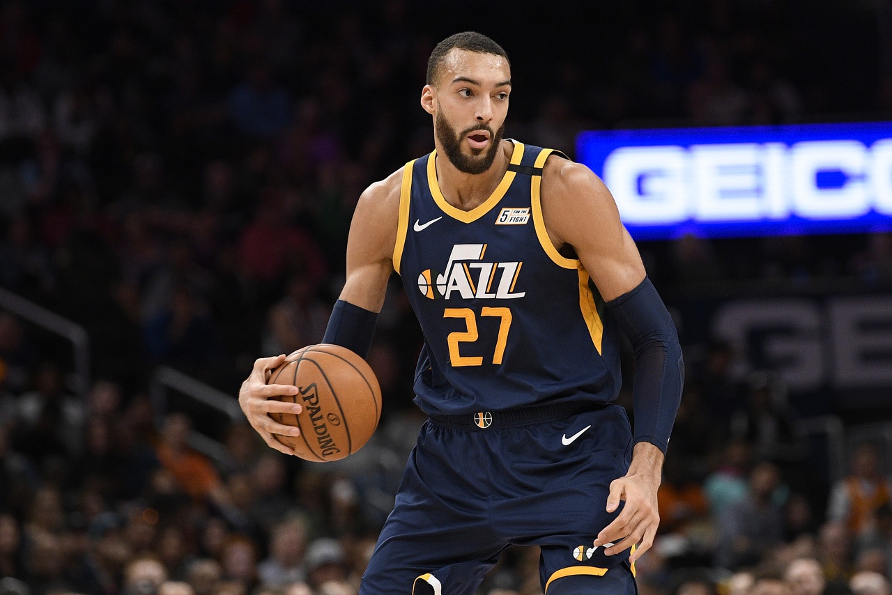 怪不得平衡感那么好戈贝尔社媒晒瑜伽训练照片