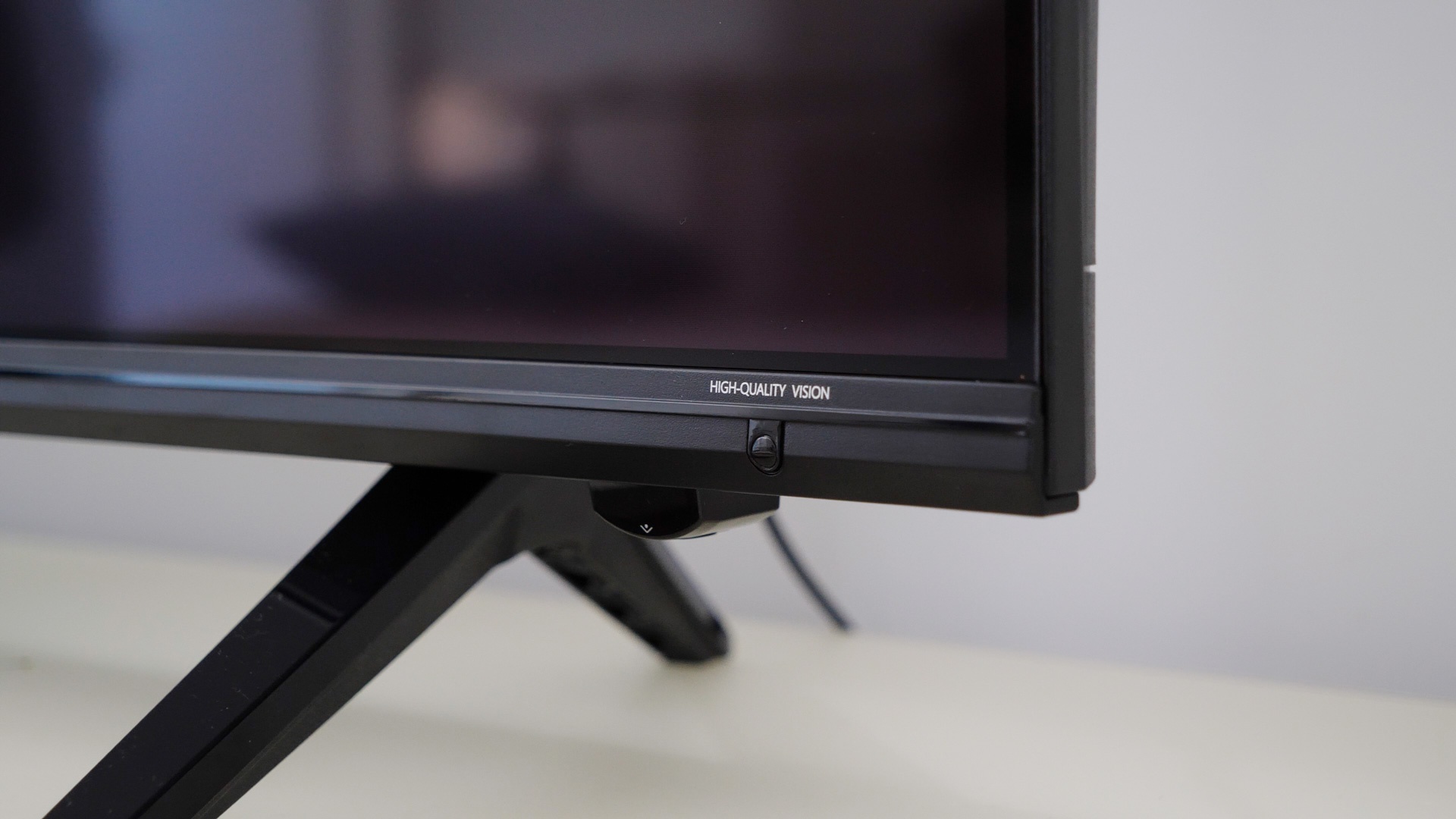 康佳55g5u全面屏ai智能语音的声音感应接收位于康佳的logo正下方,超远