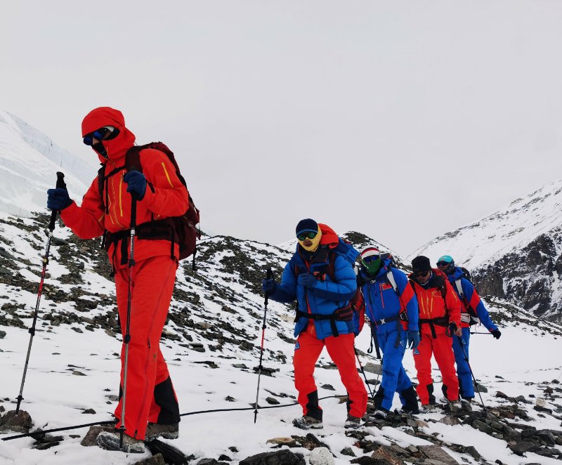 嗷夜珠峰登顶测高背后的团队有15次组织攀登珠峰的经验