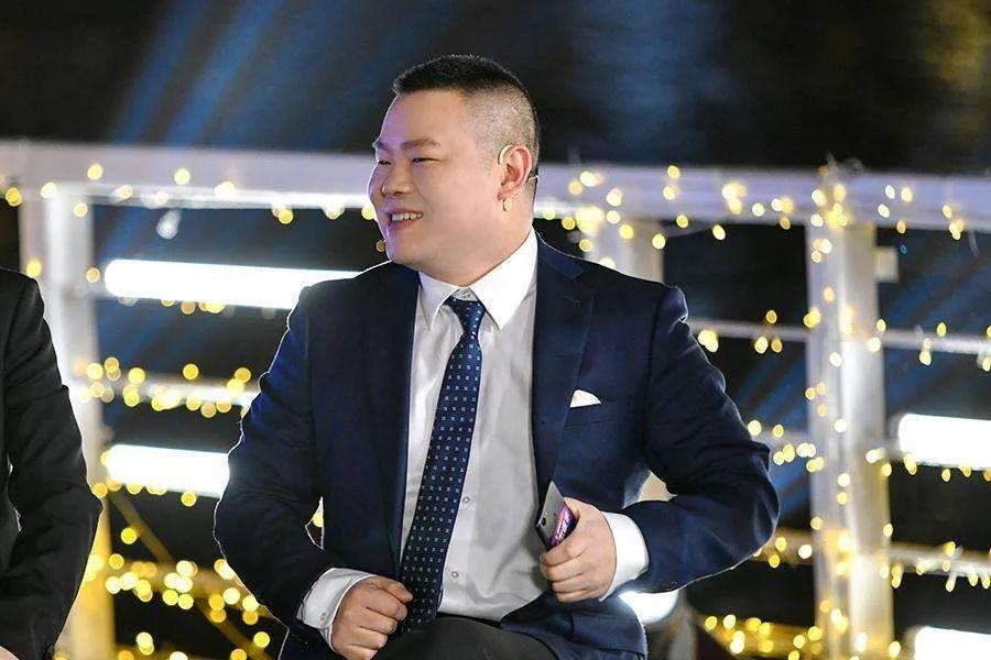 沈腾西装搭背心岳云鹏厌世脸你们喜剧咖真会玩