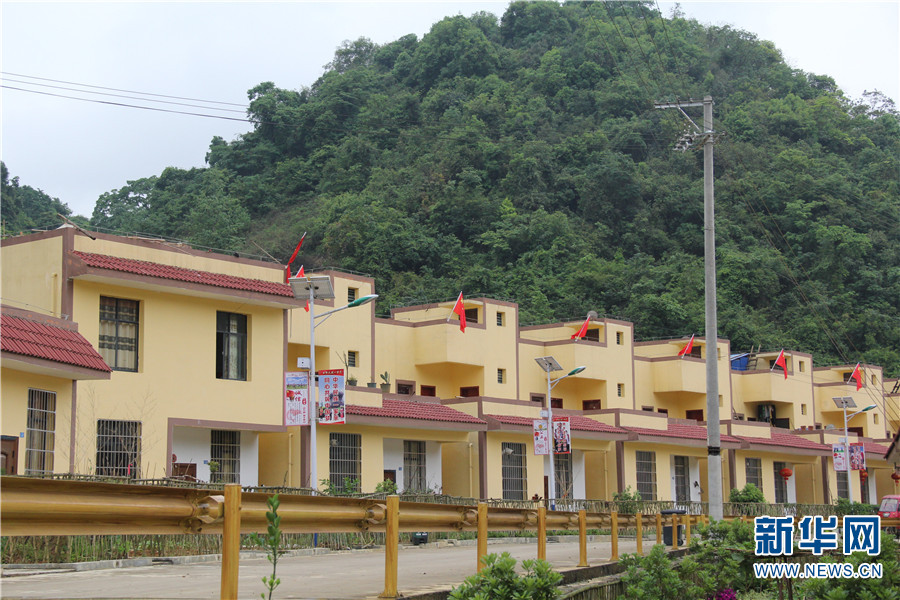 岜夺新村崭新的房屋.(4月25日摄)(新华网 李昀瞔 摄)